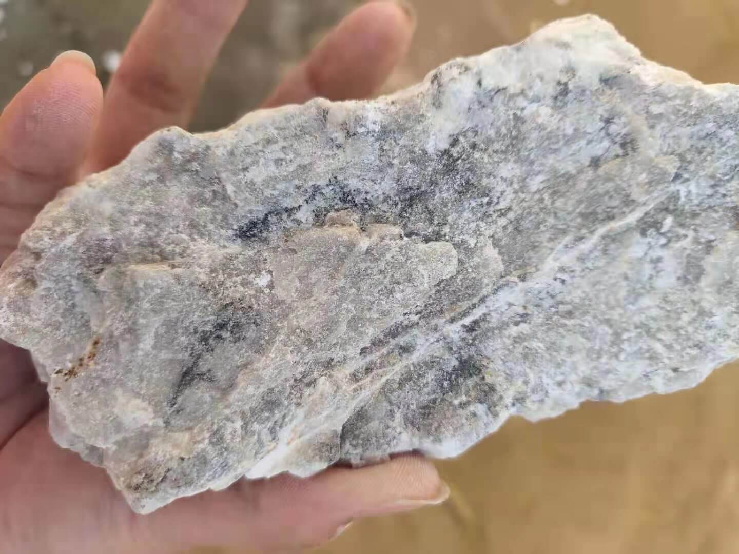 lepidolite1 - Can lithium carbonate be extracted from lepidolite in industry?