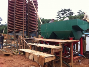 加纳沙金粗选设备跳汰机螺旋溜槽对比案例 300x224 - 50 Ton Per Hour Clay Gold Ore Processing Plant in Ghana