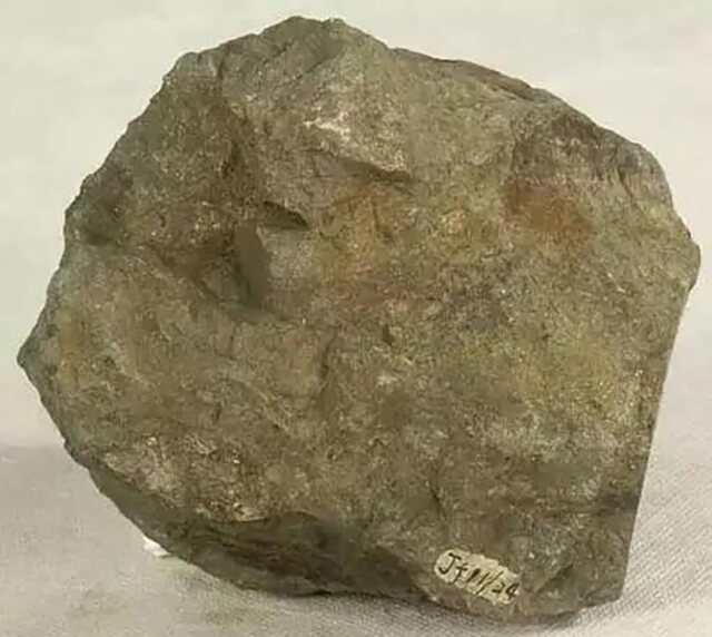 块状黄铜矿矿石含黄铁矿 - How can you identify different ores?