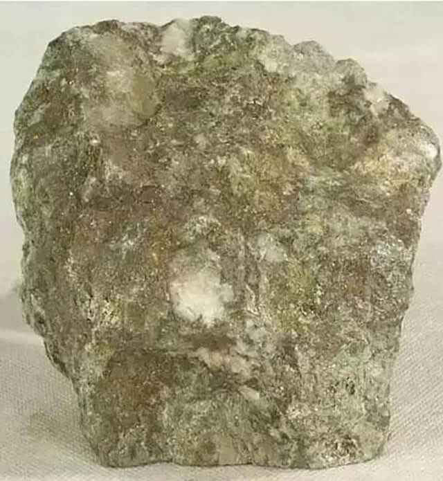 细脉状黄铜矿矿石 - How can you identify different ores?