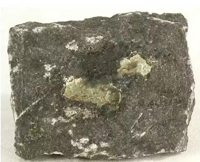 贫镍矿石星点状斑杂状硫化镍 - How can you identify different ores?
