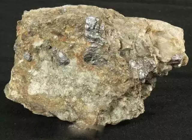 辉钼矿矿石辉钼矿产于石英脉边 - How can you identify different ores?