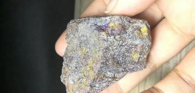 斑铜矿原石 - How do you identify ores?