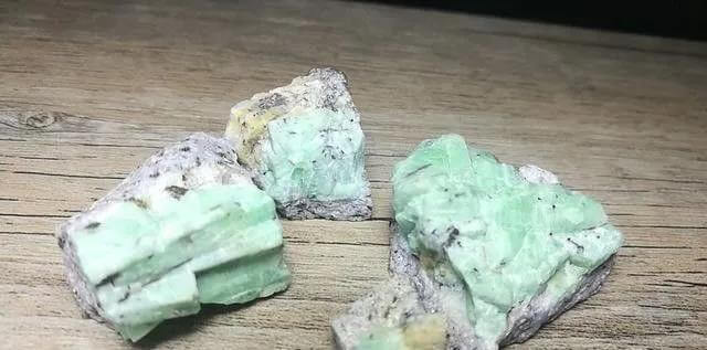 祖母绿矿石标本 - How do you identify ores?